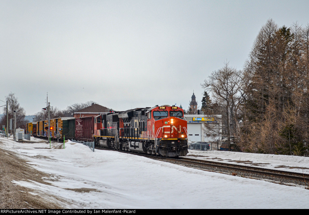 CN 3190 leads 402 near Rue Belzile